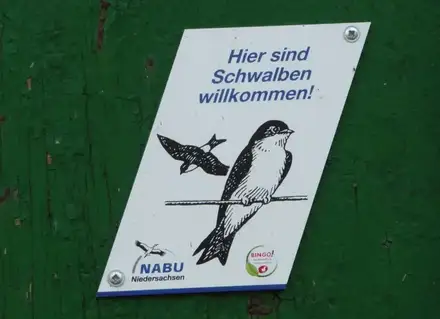 Hier sind Schwalben willkommen - Schild des NABU Niedersachsen